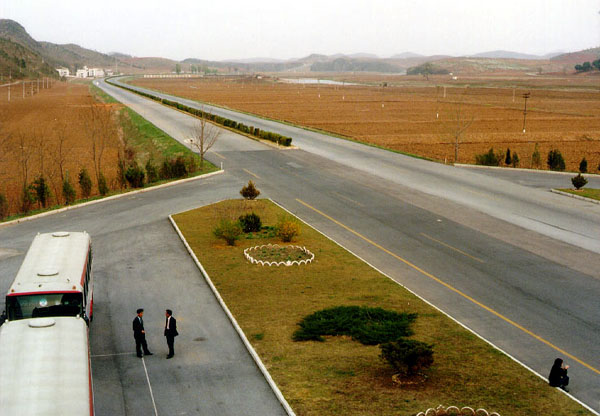 HighwayNKorea.jpg (65242 bytes)